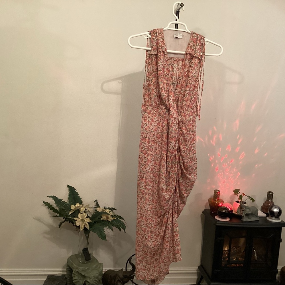 Dress Forum V-Neck Women’s Sleeveless Dress